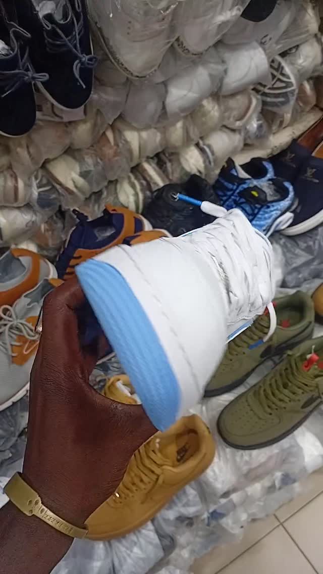 À écouter — Chaussures & Sacs — Mamadou colobane, Marché Colobane Dakar