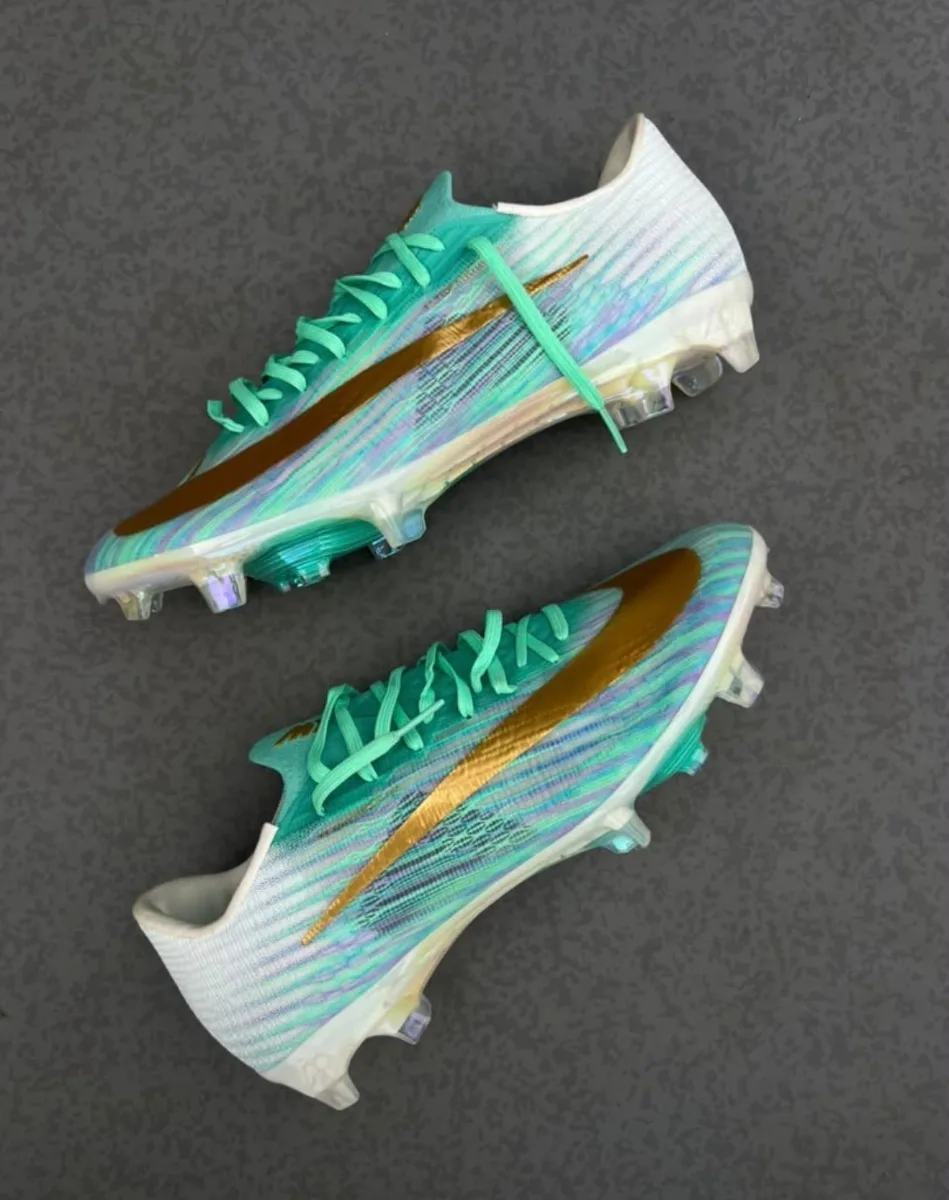 Crampons — 25 000 FCFA chez Lincoln Shoes, Marché Colobane Dakar