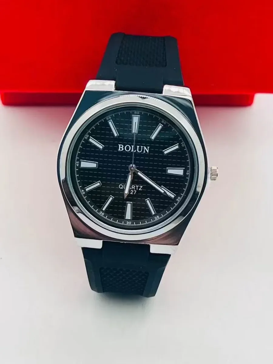 Montre homme et femme — 2 500 FCFA chez Khelcom montre, Marché Colobane Dakar