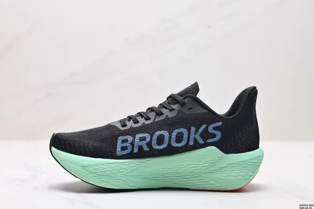 Chaussures sport — Prix à demander chez Diska Mouride, Marché Colobane Dakar